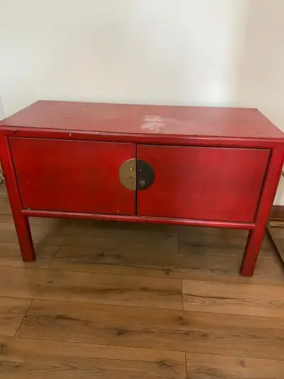 Mueble rojo antiguo con puertas - miniatura 1