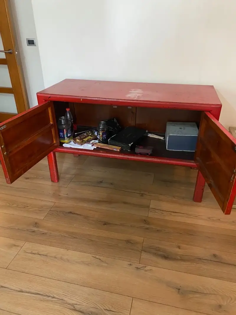Mueble rojo antiguo con puertas - 2