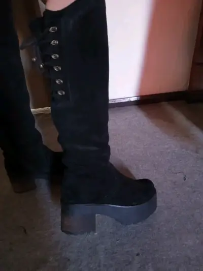 Botas negras de tacón alto - miniatura 1