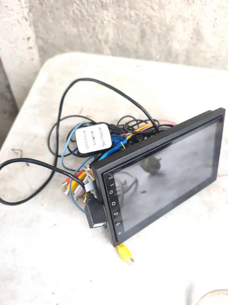 Pantalla táctil para auto con cables