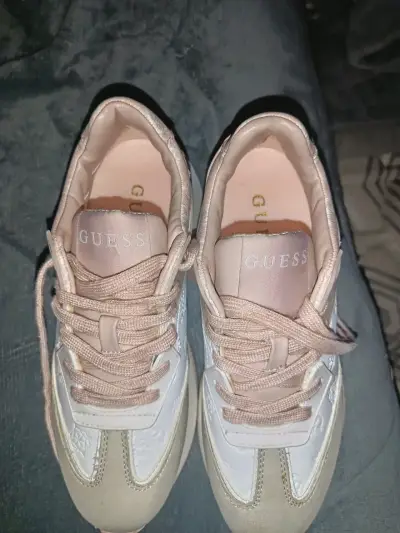 Zapatillas Guess blancas y rosadas - miniatura 1