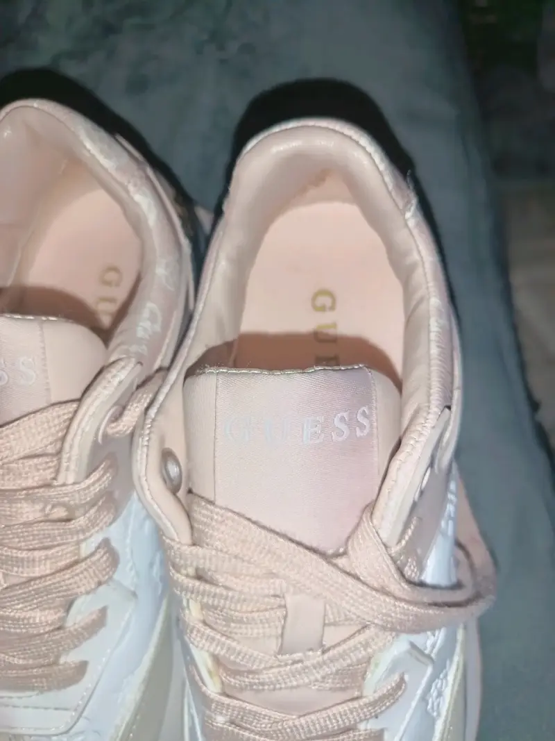 Zapatillas Guess blancas y rosadas - 2