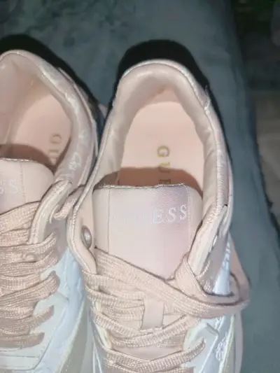 Zapatillas Guess blancas y rosadas - miniatura 2