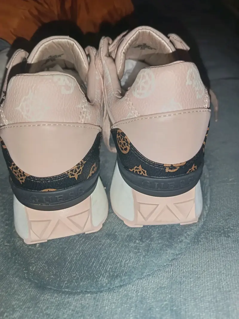 Zapatillas Guess blancas y rosadas - 3