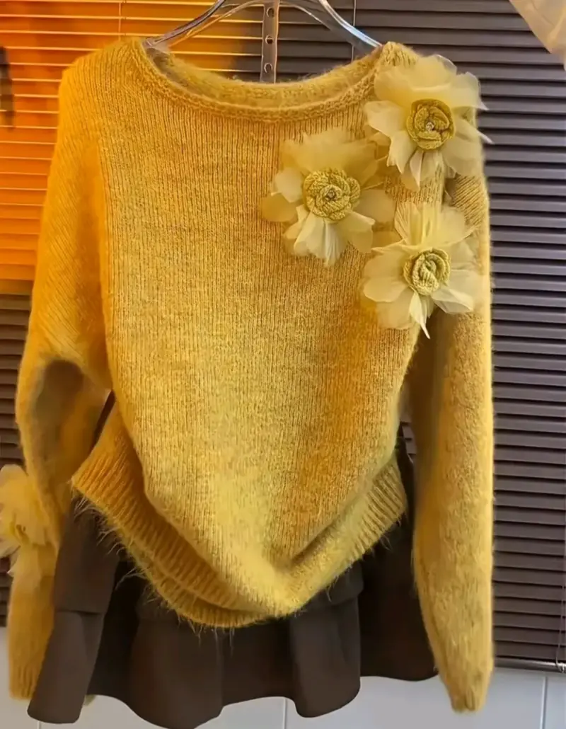 Suéter amarillo con flores decorativas
