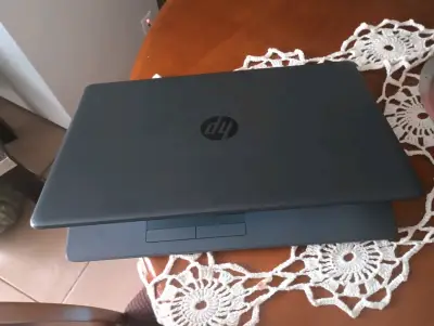 Laptop HP en buen estado - miniatura 1