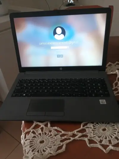 Laptop HP en buen estado - miniatura 2