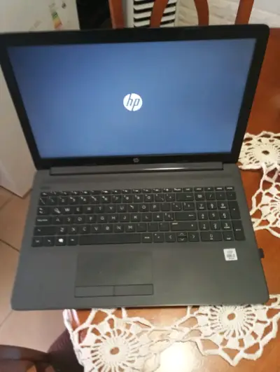 Laptop HP en buen estado - miniatura 3