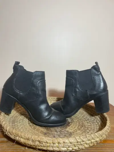 Botines negros de cuero - miniatura 1