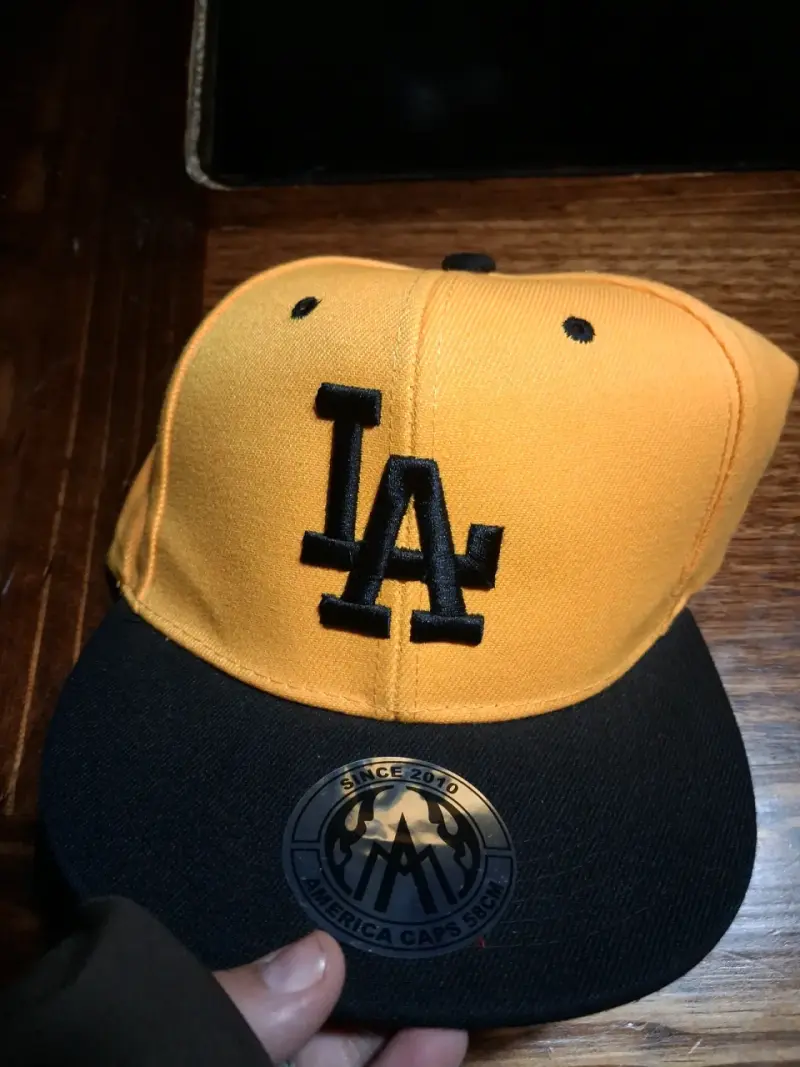 Gorra bicolor LA amarilla y negra