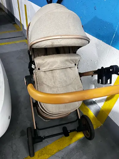 Coche de bebé beige - miniatura 2