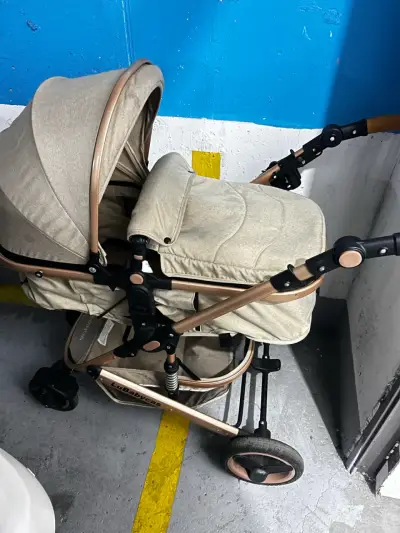Coche de bebé beige - miniatura 3