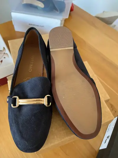 Mocasines azul marino con detalle dorado - miniatura 1