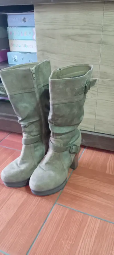 Botas de gamuza color beige - miniatura 1