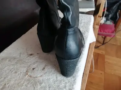 Botas negras de cuero - miniatura 2
