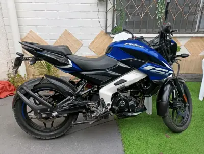 Moto deportiva azul y blanca - miniatura 1