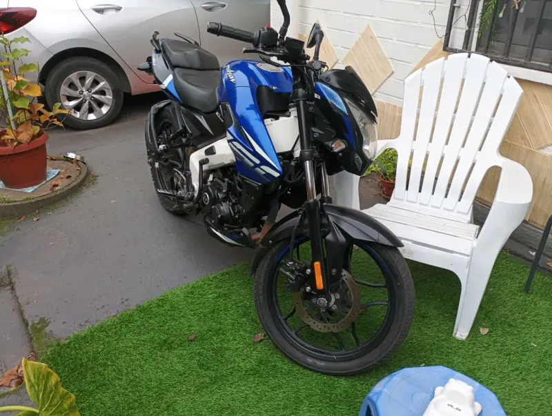 Moto deportiva azul y blanca - 2