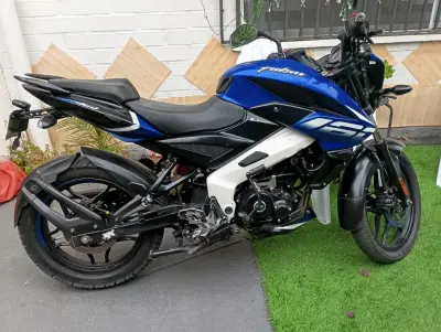 Moto deportiva azul y blanca - miniatura 3