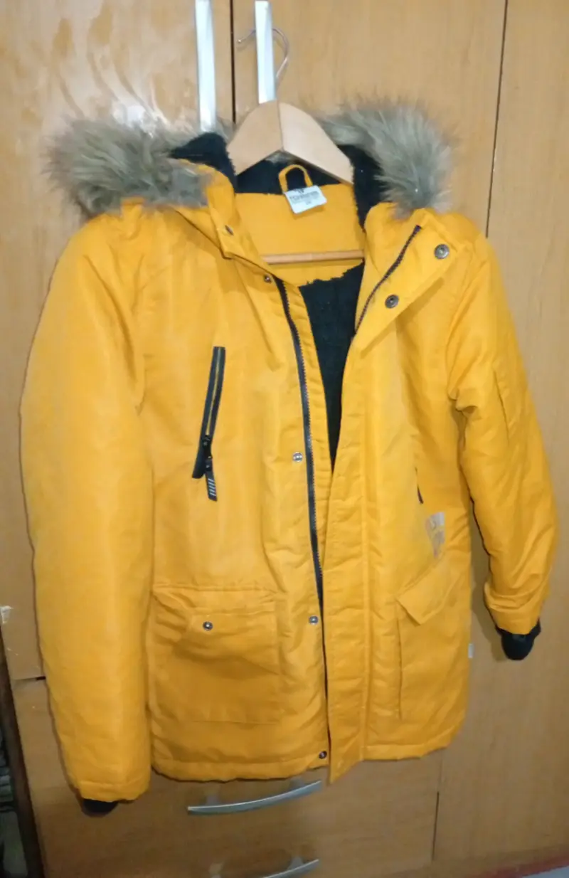 Parka amarilla con gorro de piel