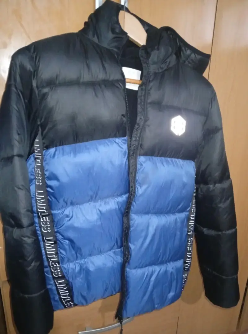 Chaqueta acolchada negro y azul