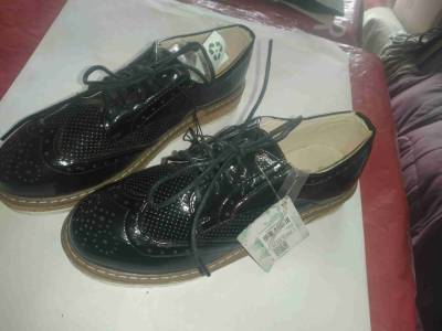 Zapatos de charol negro - miniatura 1