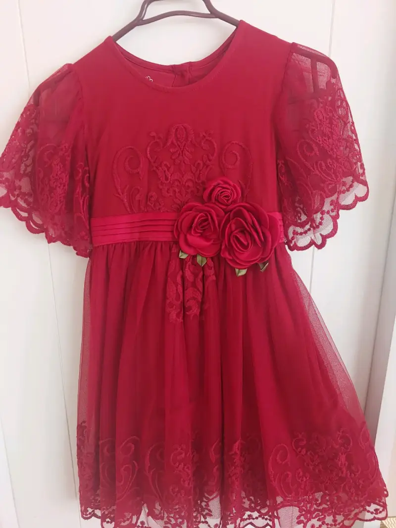 Vestido rojo con encaje y flores - 1