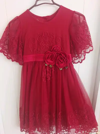 Vestido rojo con encaje y flores - miniatura 1