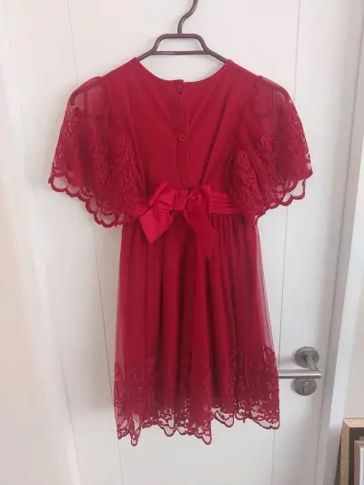 Vestido rojo con encaje y flores - miniatura 2