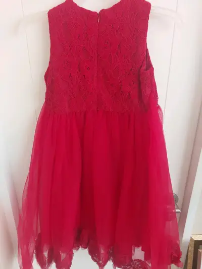 Vestido rojo con encaje para niña - miniatura 2
