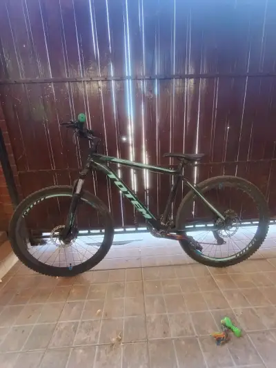 Bicicleta de montaña negra - miniatura 1