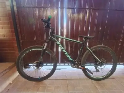 Bicicleta de montaña negra - miniatura 2