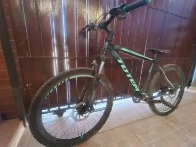 Bicicleta de montaña negra - miniatura 3