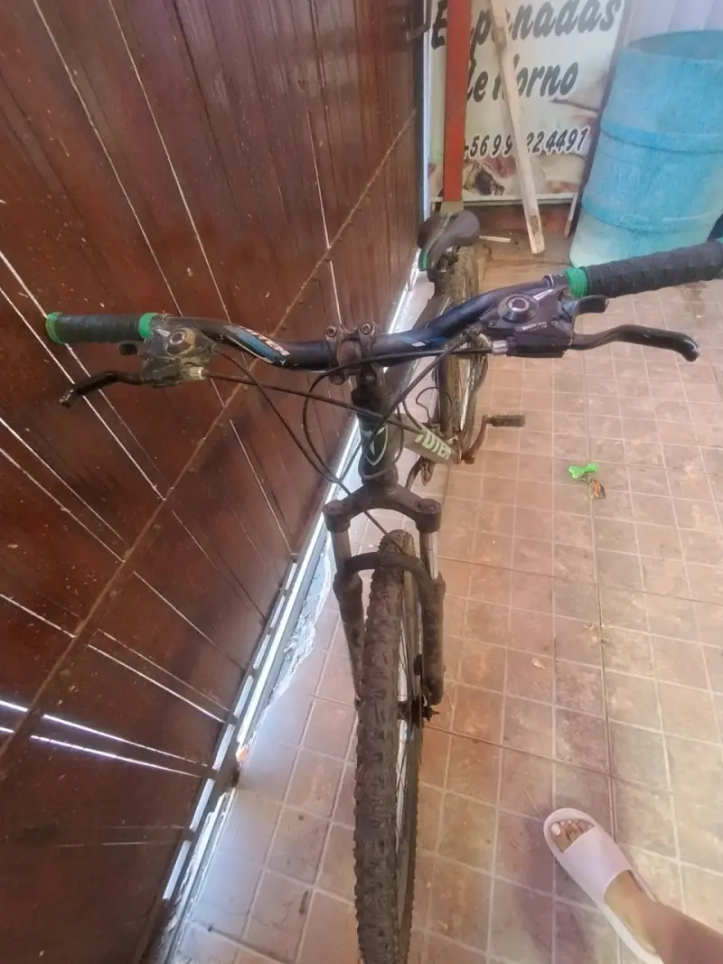 Bicicleta de montaña negra - 4