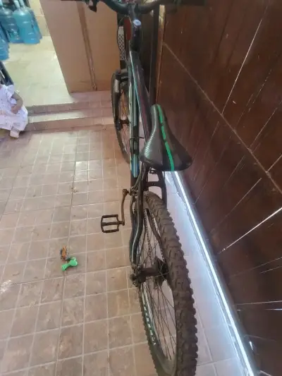 Bicicleta de montaña negra - miniatura 5