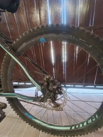 Bicicleta de montaña negra - miniatura 6