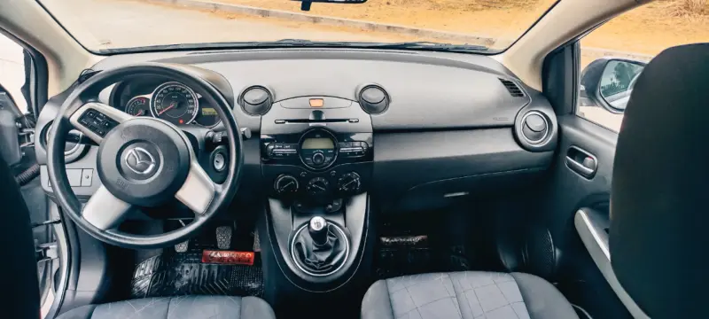 Mazda 2 sport 2012 - 8