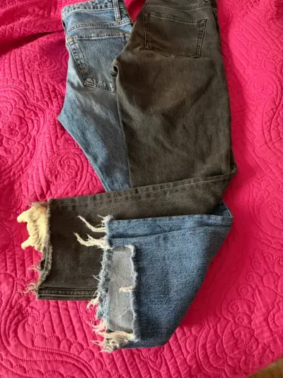 Jeans bicolor con bordes deshilachados - miniatura 1