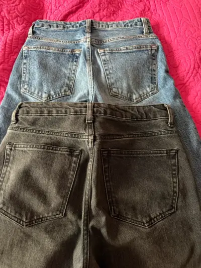 Jeans bicolor con bordes deshilachados - miniatura 2