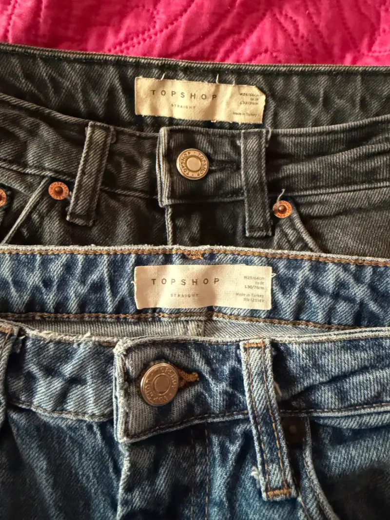 Jeans bicolor con bordes deshilachados - 3