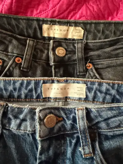 Jeans bicolor con bordes deshilachados - miniatura 3