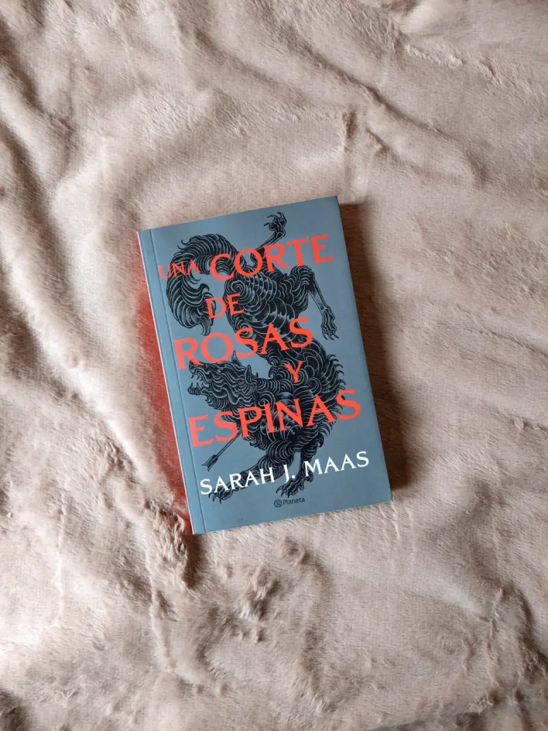 Libro 'Una corte de rosas y espinas'
