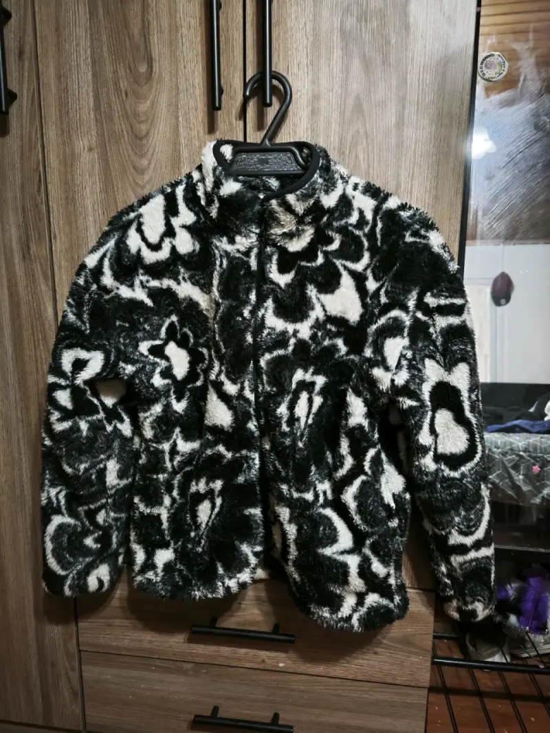 Chaqueta de felpa en blanco y negro