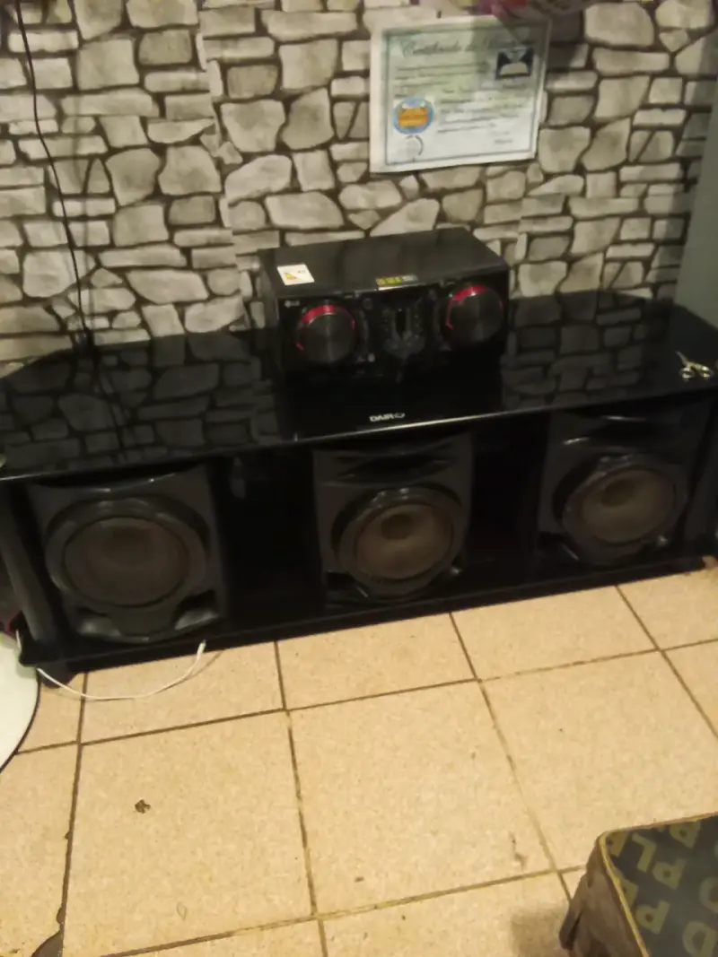 Sistema de sonido LG con subwoofer