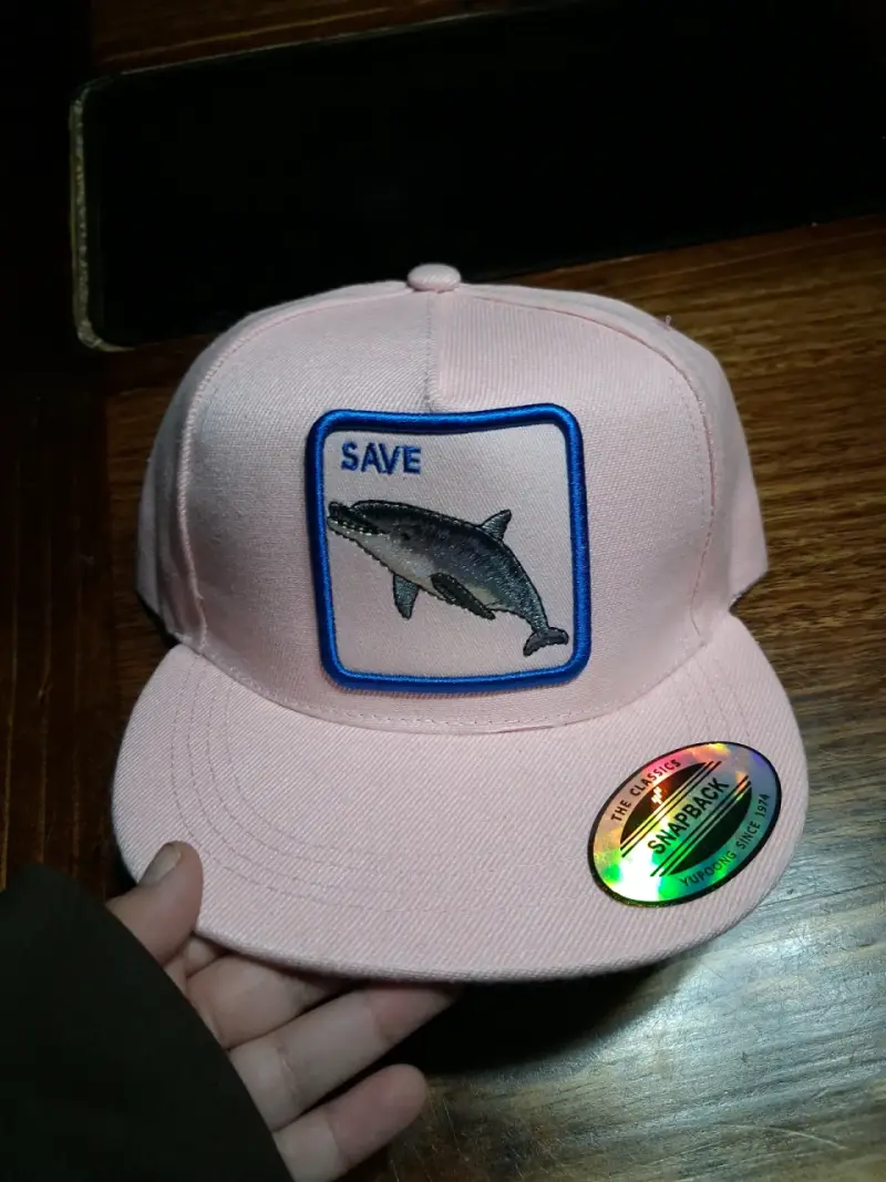 Gorra rosa diseño delfín