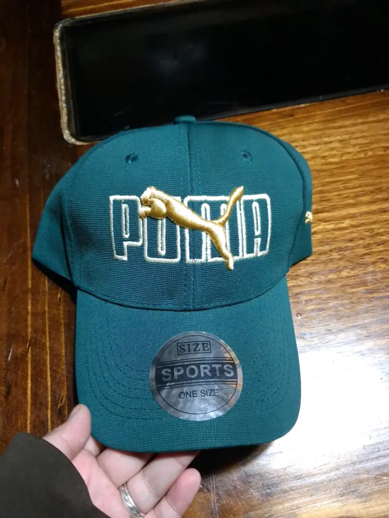 Gorra verde Puma bordada