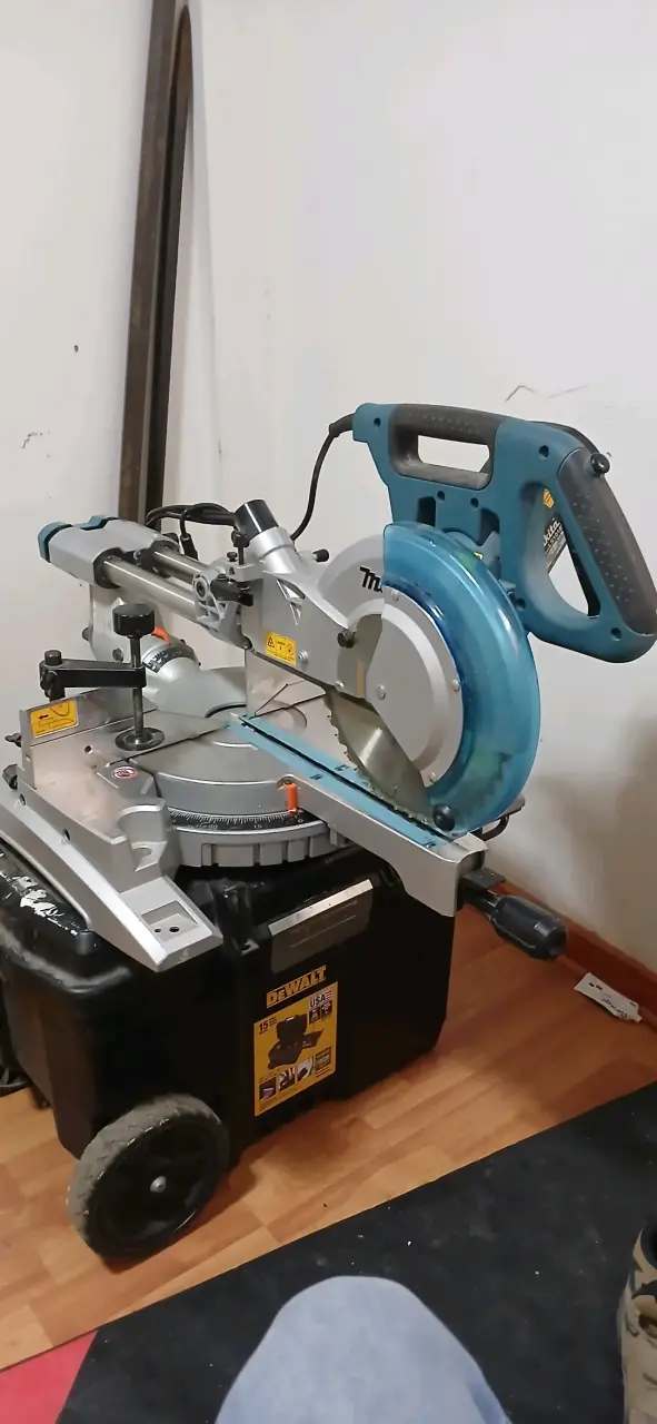 Sierra ingleteadora telescopica Makita - 1