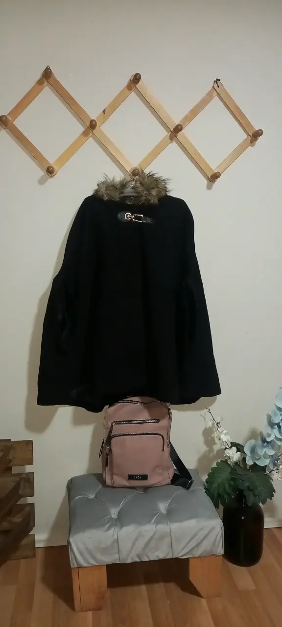 Capa negra con capucha