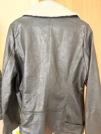 Chaqueta de cuero negra con corderito - miniatura 2