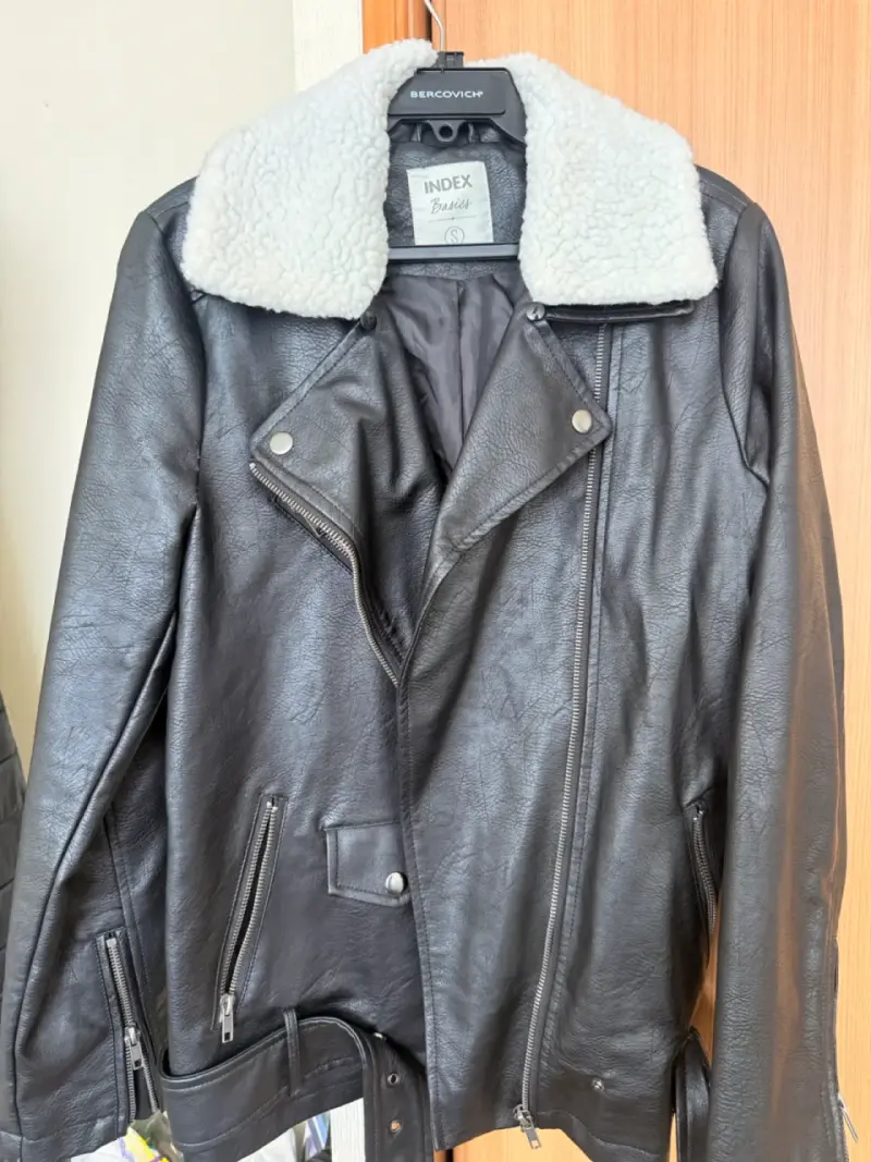 Chaqueta de cuero negra con corderito - 4