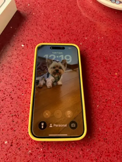 iPhone con carcasa amarilla - miniatura 1